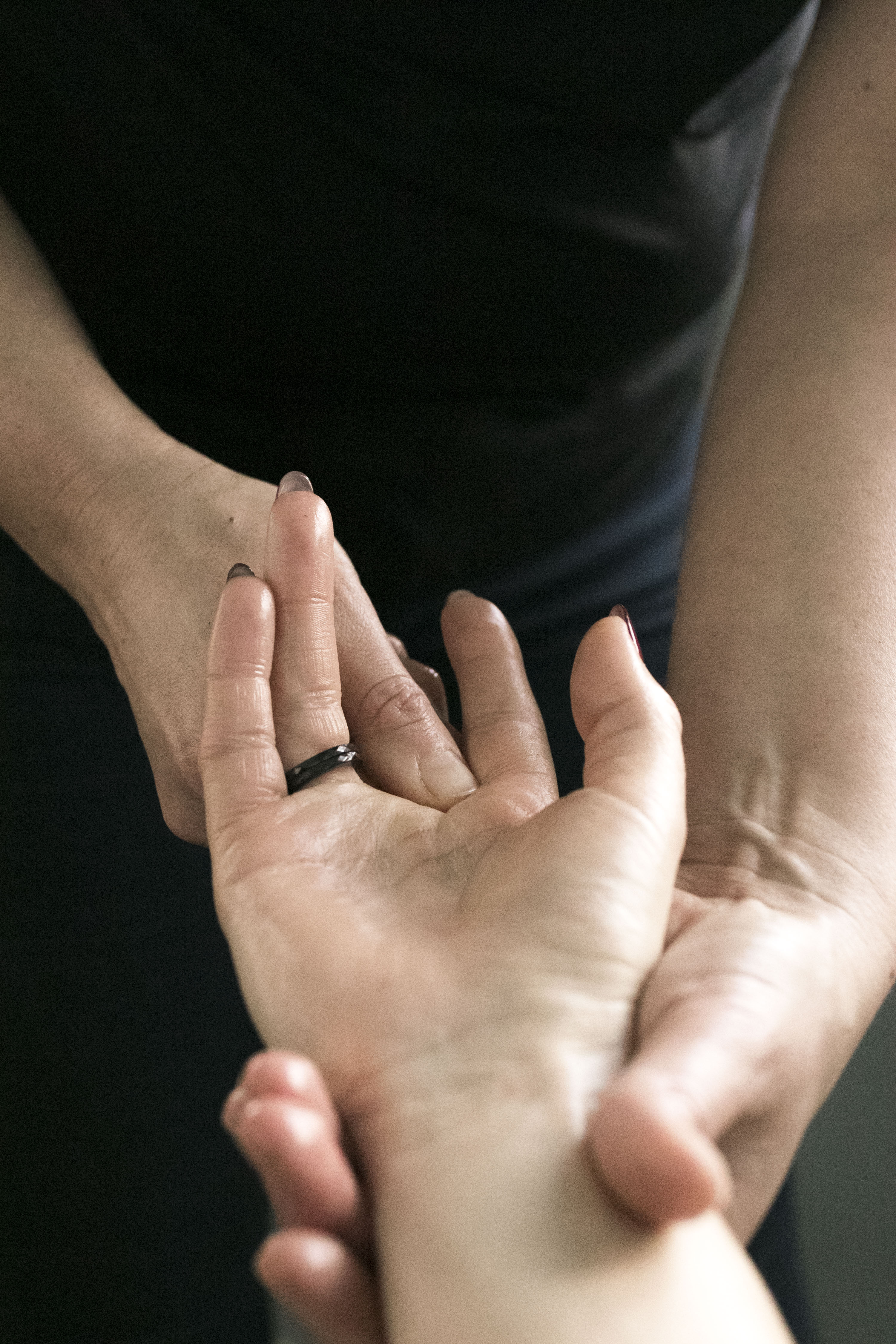 Massage de la main et étirement des doigts